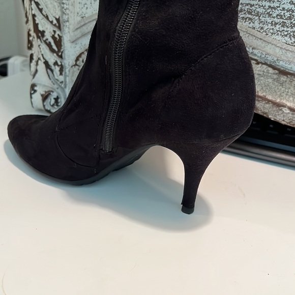 Tahari  high boot with unstructured shaft - Picture 3 of 7